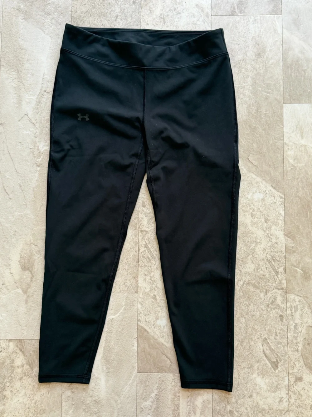 Under Armour  Motion Solid Ankle Crop Black Athletic Leggings